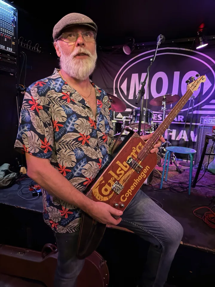 Lasse med sin egenbyggda Carlsberg-gitarr på scen.
